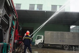 Clip: Tình huống giả định cứu nạn ô tô bị mắc kẹt trong kho xưởng cháy lớn