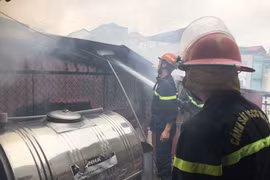 Dập tắt đám cháy tại nhà dân ở quận Hoàng Mai 