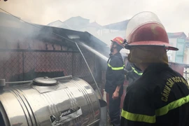 Dập tắt đám cháy tại nhà dân ở quận Hoàng Mai 