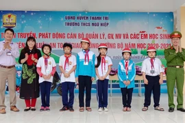 Trao mũ bảo hiểm cho học sinh nghèo, nâng cao ý thức đảm bảo an toàn giao thông tại trường học