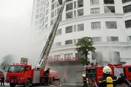 Trên 200 người tham gia diễn tập chữa cháy, thoát nạn tại Vincom Mega Mall Royal City 