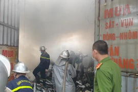 Hình ảnh xúc động về những người lính cứu hỏa CATP Hà Nội tiếp cận đầm lầy, ngăn cháy lan, cháy lớn