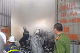 Hình ảnh xúc động về những người lính cứu hỏa CATP Hà Nội tiếp cận đầm lầy, ngăn cháy lan, cháy lớn