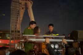 Kịp thời giải cứu một phụ nữ mắc kẹt trên cột điện 