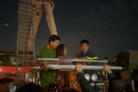 Kịp thời giải cứu một phụ nữ mắc kẹt trên cột điện 