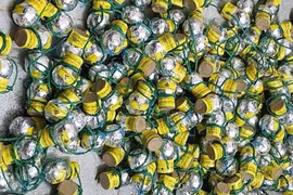 Vận động đối tượng giao nộp số lượng lớn pháo nổ 