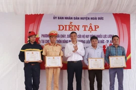 Huy động nhiều lực lượng tham gia chữa cháy giả định tại chợ Sấu