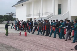 Hàng trăm cán bộ, công chức, viên chức, dân quân nâng cao kỹ năng chữa cháy, cứu nạn, cứu hộ