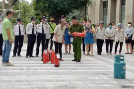 Hàng trăm người dân tham gia tập huấn chữa cháy tại chung cư 18 tầng