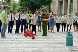 Hàng trăm người dân tham gia tập huấn chữa cháy tại chung cư 18 tầng