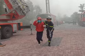 Cứu người mắc kẹt trong đám cháy giả định tại Bệnh viện Đa khoa Phương Đông 