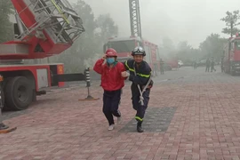 Cứu người mắc kẹt trong đám cháy giả định tại Bệnh viện Đa khoa Phương Đông 