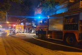 Kịp thời hướng dẫn thoát nạn và dập tắt đám cháy trong đêm 