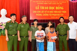 Cục Cảnh sát điều tra tội phạm về ma túy trao học bổng thắp sáng ước mơ cho con em liệt sỹ Công an nhân dân