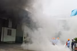 Huy động lực lượng tham gia diễn tập cháy giả định tại nhà máy sản xuất xốp