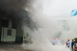 Huy động lực lượng tham gia diễn tập cháy giả định tại nhà máy sản xuất xốp