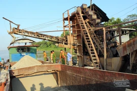 Cảnh sát hóa trang bắt cát tặc trên sông Hồng