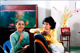 Kiều nữ Ngọc Lan đeo vàng đầy tay, "đẹp lạ" trong mái tóc xoăn