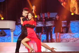 Mẹ chồng Tây "tháp tùng" Đoan Trang đi diễn