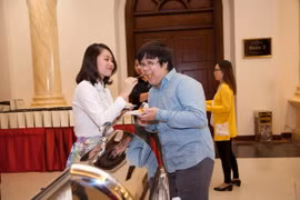 Nghệ sĩ hài Gia Bảo không ngại “nịnh” vợ ở chốn đông người