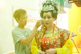 Lê Khánh ngồi hàng giờ đồng hồ hóa trang thành Võ Tắc Thiên 