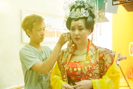 Lê Khánh ngồi hàng giờ đồng hồ hóa trang thành Võ Tắc Thiên 