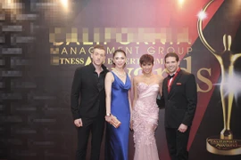 Phương Mai đọ dáng với Hoa hậu hoàn vũ thế giới Riyo Mori