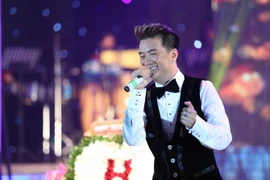 Đàm Vĩnh Hưng hòa vào dòng người tặng hoa hồng cho phái đẹp 