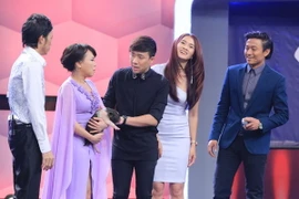 Hoài Linh - Việt Hương ôm... heo để tiếp đón Anh Thư 