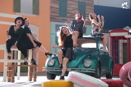 Thí sinh “Thần tượng âm nhạc” thực hiện quà tặng cho khán giả