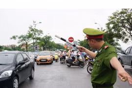 Duy trì, phân luồng tại lối "mở" Lạc Long Quân - Trích Sài giải quyết xung đột giao thông