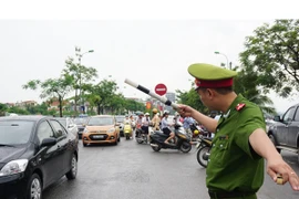 Duy trì, phân luồng tại lối "mở" Lạc Long Quân - Trích Sài giải quyết xung đột giao thông