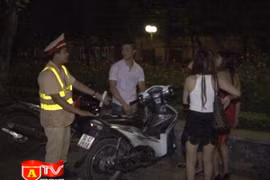 Lực lượng 141 xử lý hàng loạt lái xe chở nữ tiếp viên vi phạm Luật giao thông