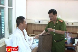 Phó giám đốc CATP Hà Nội thăm hỏi cán bộ chiến sỹ bị thương khi làm nhiệm vụ