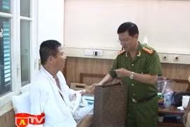 Phó giám đốc CATP Hà Nội thăm hỏi cán bộ chiến sỹ bị thương khi làm nhiệm vụ