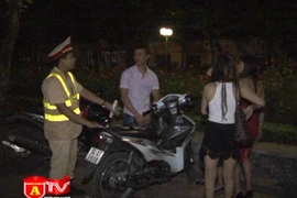 Lực lượng 141 xử lý hàng loạt lái xe chở nữ tiếp viên vi phạm Luật giao thông