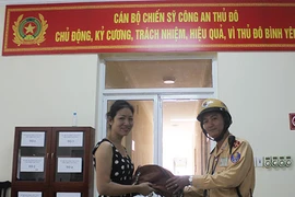 Vỡ oà niềm vui khi được CSGT trao trả tài sản bị đánh rơi