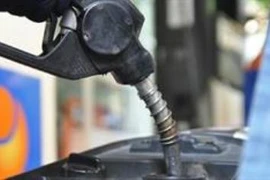 Xăng giảm giá nhỏ giọt