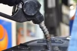 Xăng giảm giá nhỏ giọt