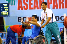 Lực sỹ khuyết tật Lê Văn Công phá kỷ lục thế giới
