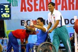 Lực sỹ khuyết tật Lê Văn Công phá kỷ lục thế giới