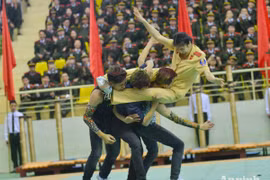 Tận mắt xem nữ chiến sỹ Công an quật ngã 3 đối tượng bằng đòn "cắt kéo"