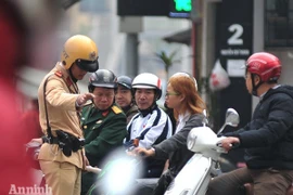 Học sinh, người lớn vô tư không đội mũ bảo hiểm ra đường