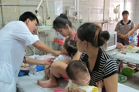 Trẻ em ồ ạt đổ bệnh vì thời tiết chuyển mùa