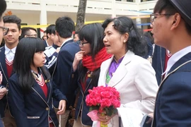 Không có quà tặng cô, phụ huynh áy náy 