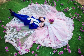 "Nữ hoàng đi bộ" lên xe hoa