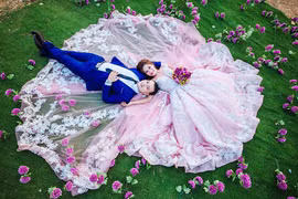 "Nữ hoàng đi bộ" lên xe hoa