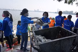 Áo xanh tình nguyện làm đẹp Thủ đô