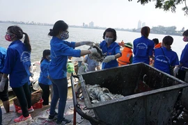 Áo xanh tình nguyện làm đẹp Thủ đô