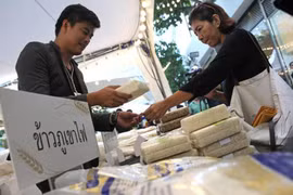 Thái Lan hỗ trợ tiền mặt cho người nghèo